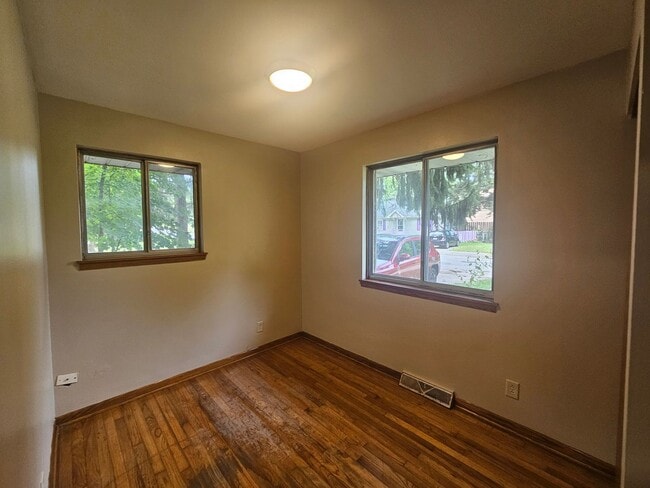 Building Photo - 2 Bedroom 1 Bath Duplex Kent.
