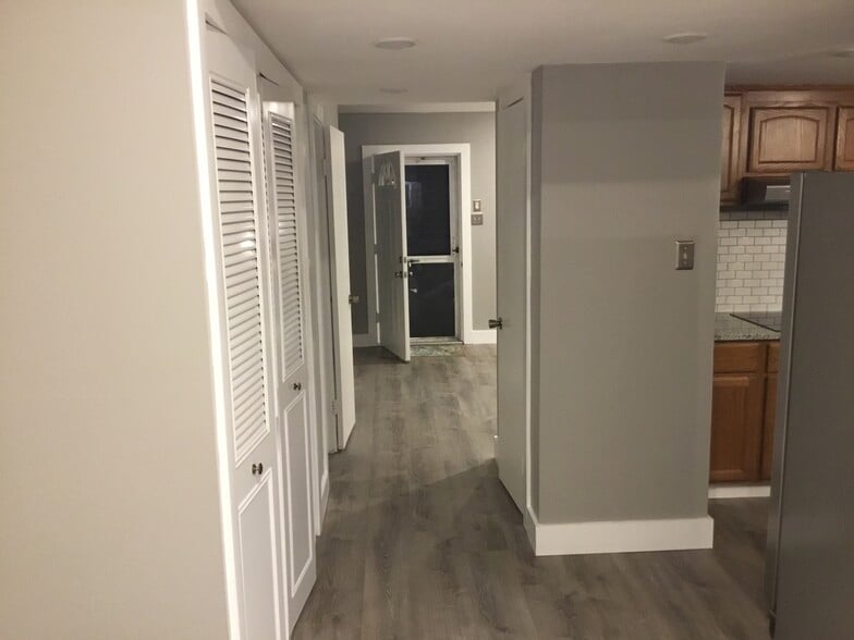 Hallway to front entrance - 42 Rockland Drive
