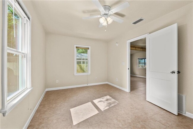 Building Photo - 1700 Cullen Ave