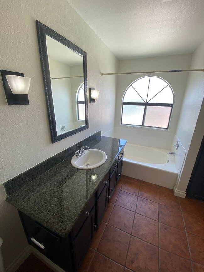 Building Photo - Wonderful 4 bed/2.5 bath home located on t...