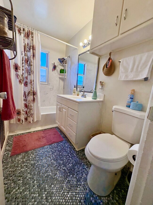 Building Photo - 2248 Matthew Ave