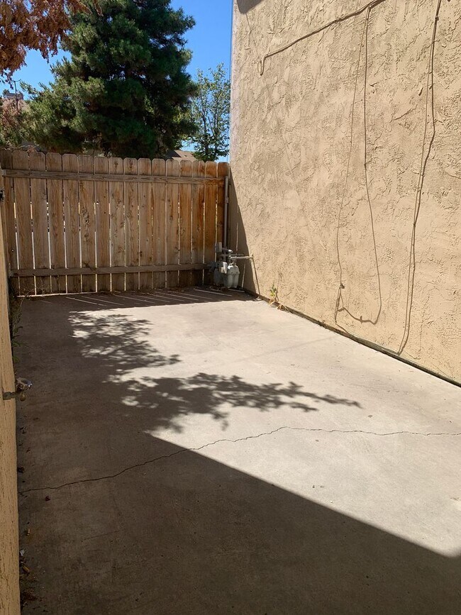 Building Photo - MI3616