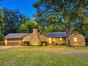 Building Photo - 2710 Crestwood Pl