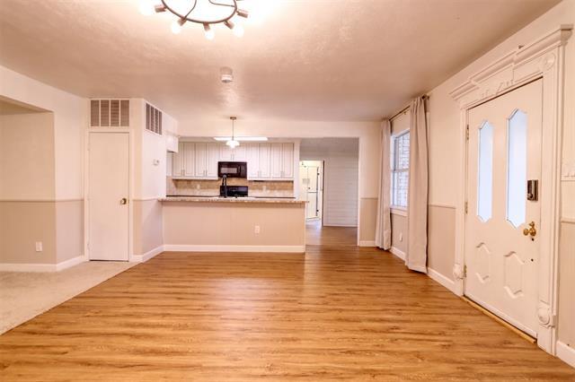 Building Photo - 315 E Avenue F
