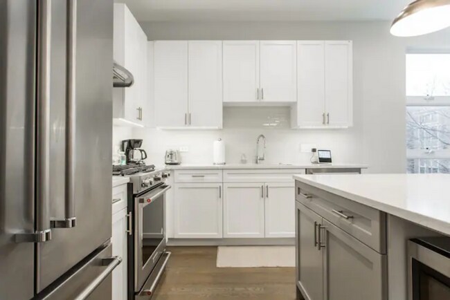 Building Photo - 1212 N Paulina St