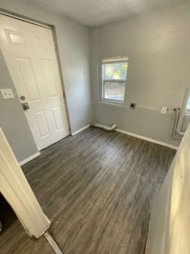 Building Photo - 2/1 St Pete Move In Ready | Apply for FREE This Holiday Season!