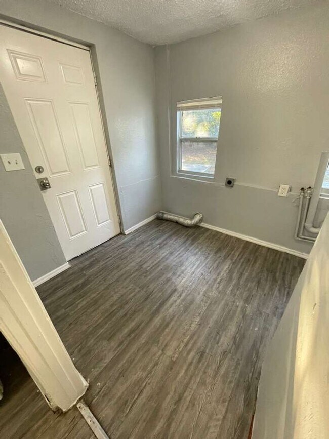 Building Photo - 2/1 St Pete Move In Ready