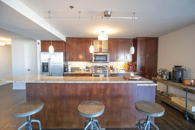 Building Photo - 701 W Lakeside Ave