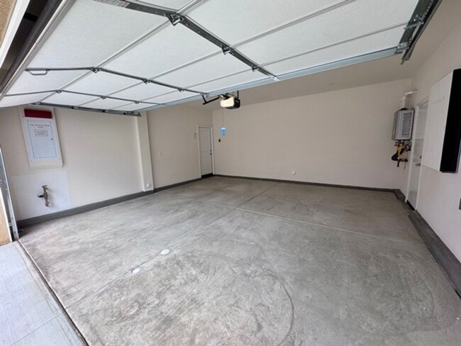 Building Photo - Welcome to Your Brand New 3 Bedroom Solar Home in the Gated Willow Springs Community of Murrieta!