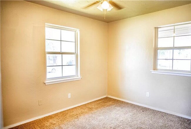 Building Photo - 204 Vickie Dr