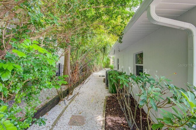 Building Photo - 1720 Spring Creek Dr