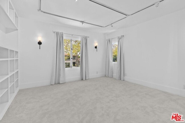 Building Photo - 305 S Bedford Dr