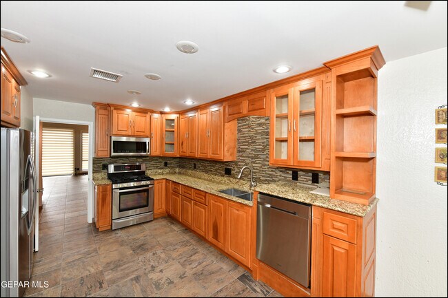 Building Photo - 5900 Mira Hermosa Dr