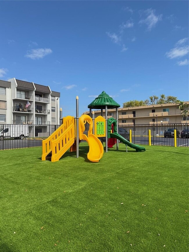 Building Photo - 10403 N Kendall Dr
