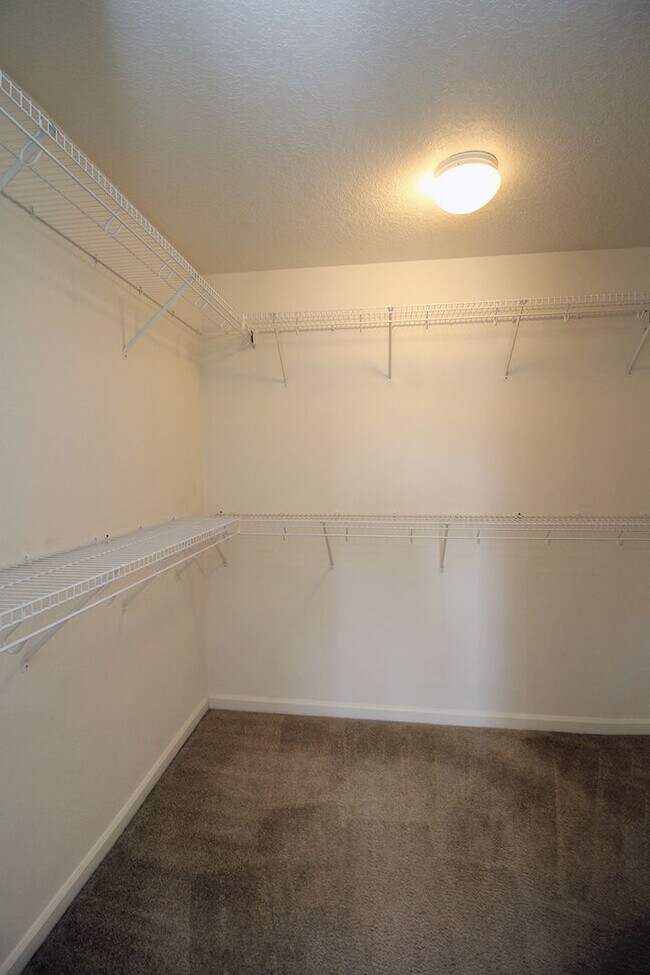 Building Photo - Custom-Built 5 Bedroom/3 Bath Home In A Great Sunnyside Neighborhood