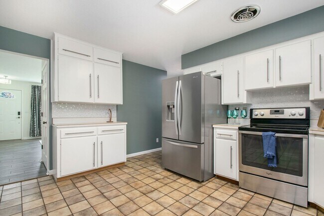 Building Photo - 6-8 months furnished 4 Bedroom 1.5 Bath