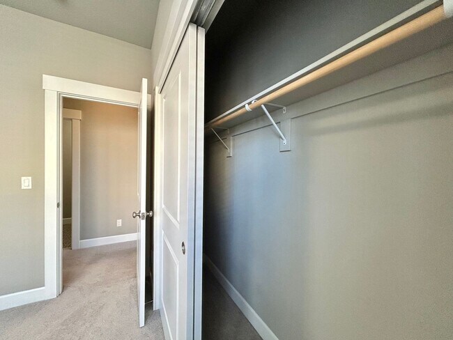 Building Photo - Luxury and Convenience Awaits in this Stunning 3 Bedroom, 2.5 Bathroom House with Abundant Parkin...