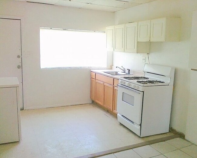 Building Photo - 915 Maple Terrace