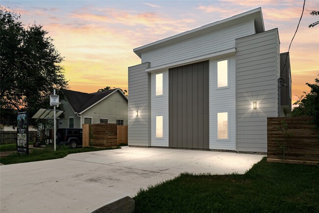 Building Photo - 8205 Parnell St