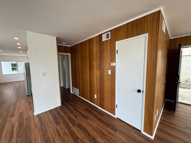 Building Photo - Recently Renovated 2 Bed / 2 Bath Apartmen...