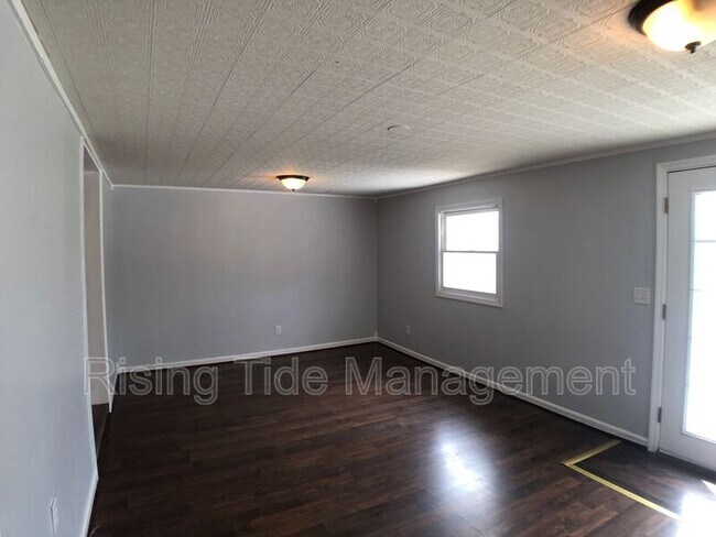 Building Photo - 2100 Merry Dr NE