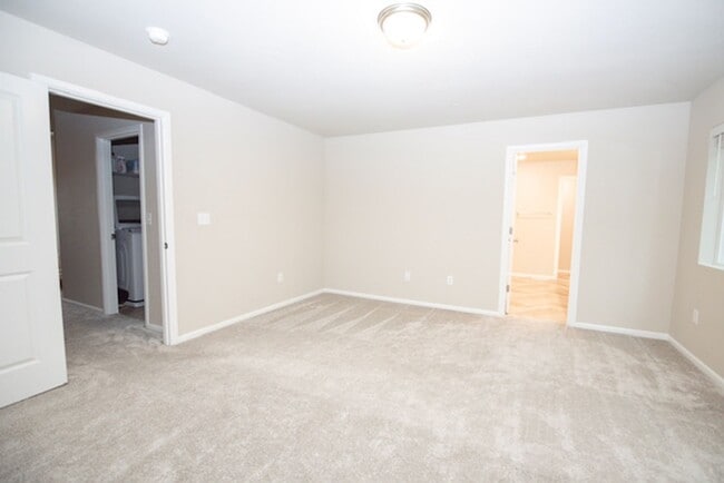 Building Photo - Nearly New Dupont Home 3bed and 2.5 Bath 1...