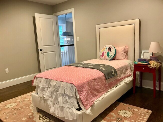 Building Photo - 301 Linden St