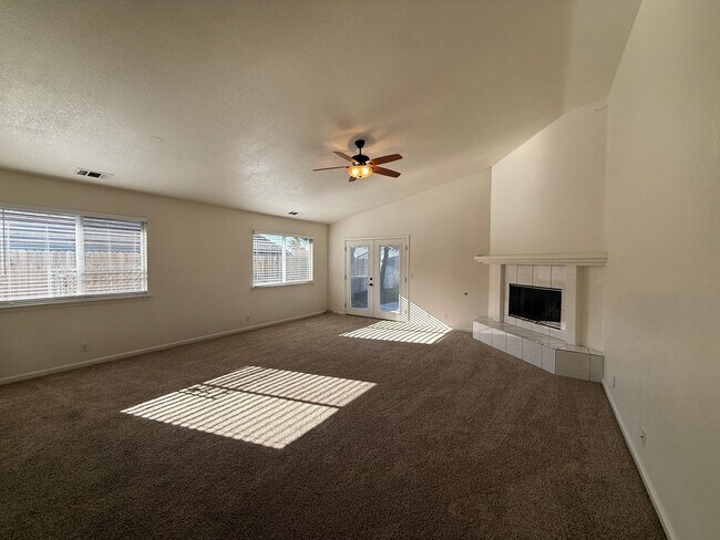 Building Photo - R71300