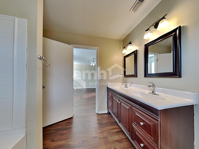 Building Photo - 8859 Arbor Glen Dr