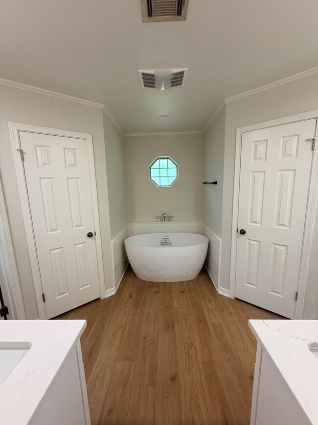 Building Photo - Gorgeous 4 Bedroom Home in Ellerbe Woods