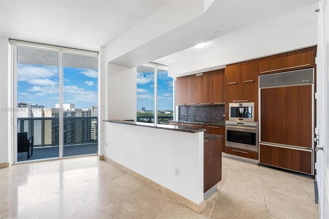 Building Photo - 16001 Collins Ave