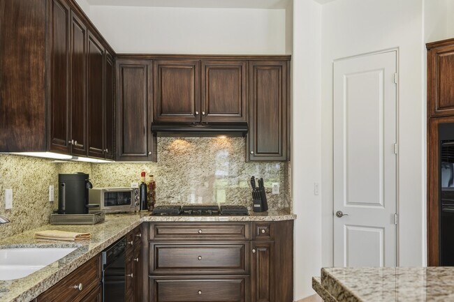 Building Photo - 45737 Club Dr