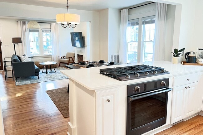 Building Photo - Furnished 3 Bedroom Walkable East Nashvill...