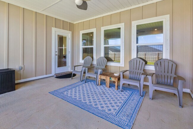 Building Photo - 4 BEDROOMS IN GULF BREEZE!!