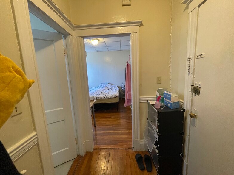 Building Photo - 158 Kelton St