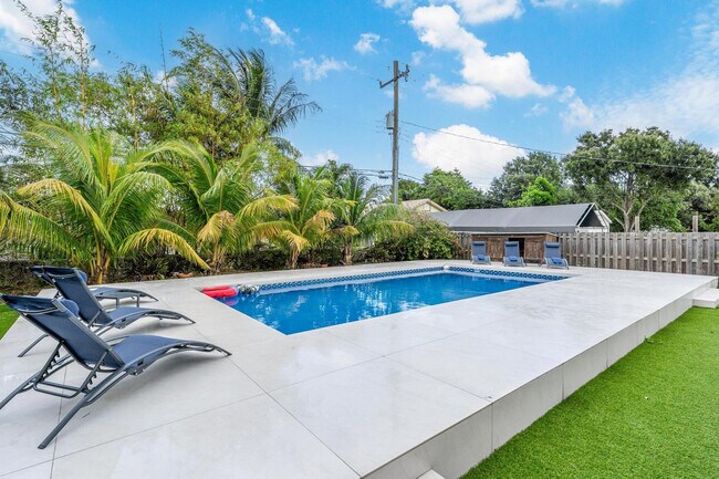 Building Photo - 809 SW 14th Ct