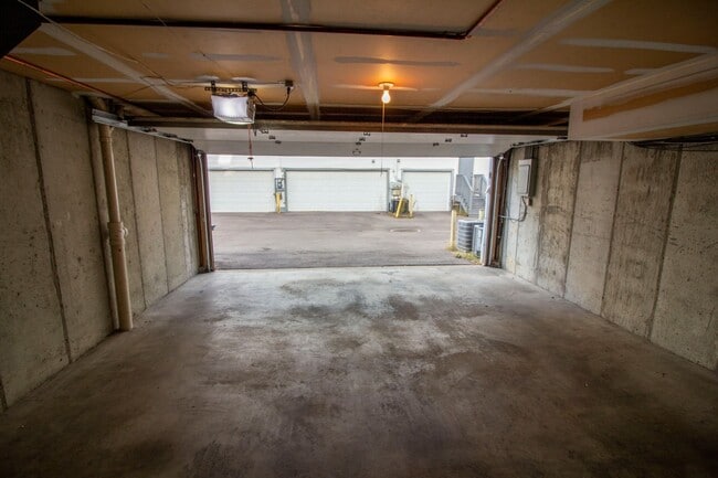 Building Photo - Large Townhome w/ garage in sought after Gate District!