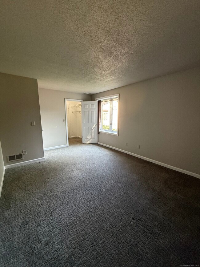 Building Photo - 25 Little Oak Ln