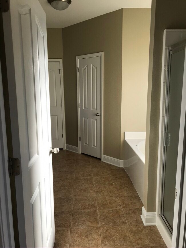 Building Photo - 806 Yew Cir