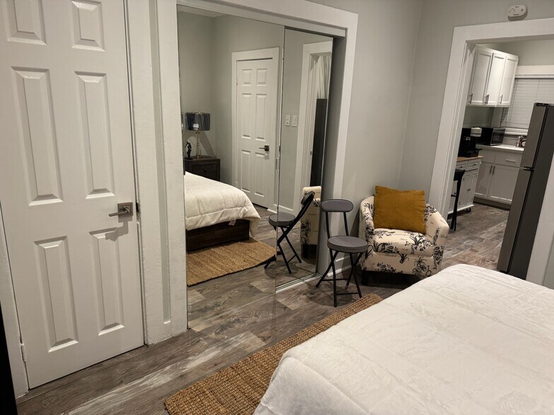 Building Photo - 5919 Lexington Ave