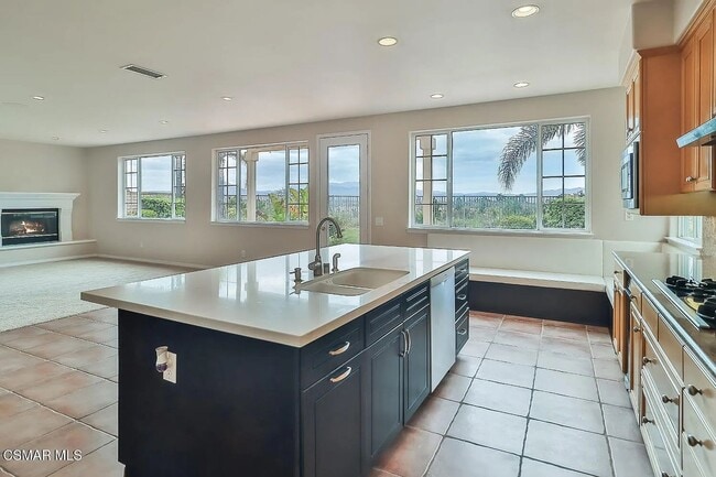 Building Photo - Location and Views!