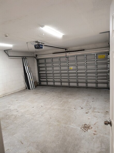 GARAGE - 925 SW Gwendolen Ter