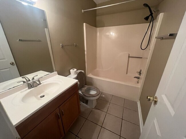 Building Photo - Campus View Apt-Walking Distance to UGA!