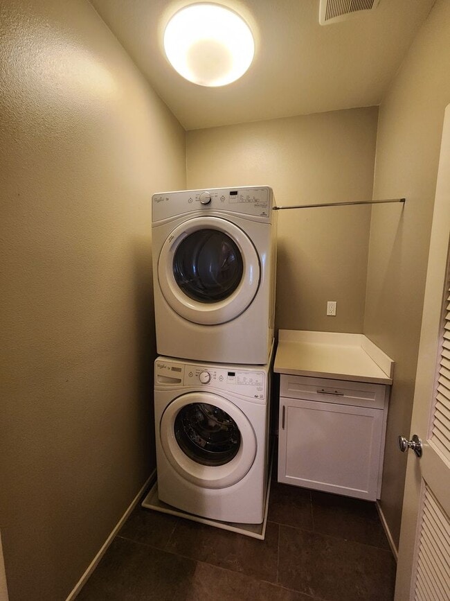 Building Photo - Gorgeous two bedroom home with 2.5 bathroo...