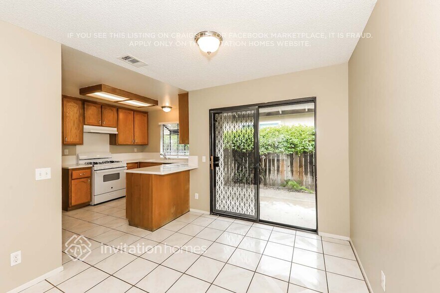 Building Photo - 2878 N Acacia Ave