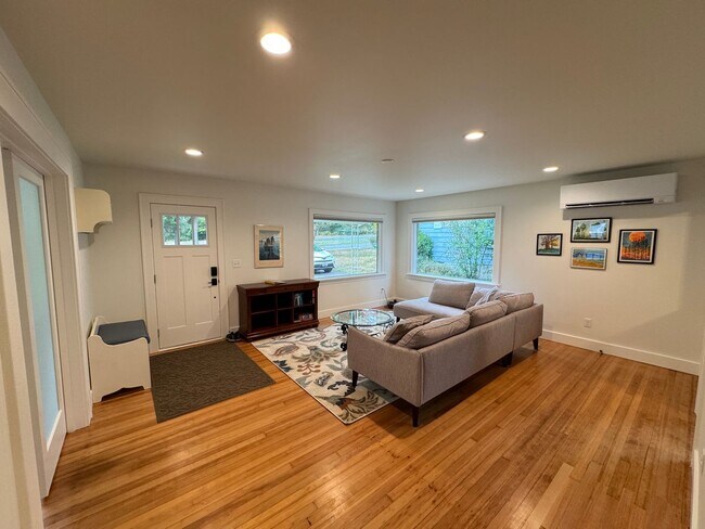 Building Photo - Charming Short Term Rental - 1-6 Month Lease