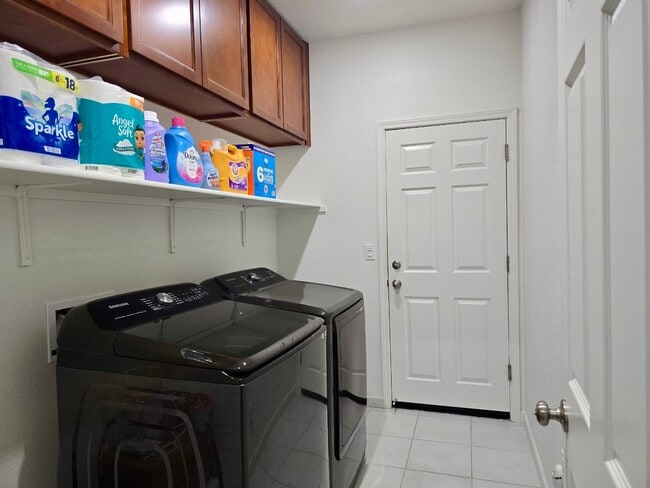 Building Photo - Beautiful Single Story 4 bed, 2 bath with ...