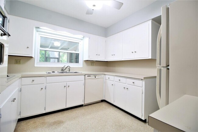 Building Photo - 1001 Brookside Dr