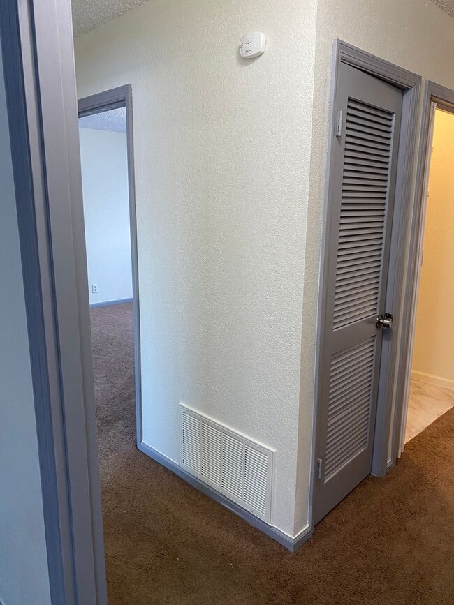 Building Photo - 2 Bed 1 Bath 1 Car Garage Duplex in Centra...