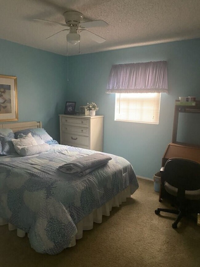 Building Photo - 2 bedroom 2 bathroom home with a screened ...